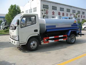 東風(fēng)小金霸多功能灑水車 城鄉(xiāng)環(huán)境衛(wèi)士的實用選擇